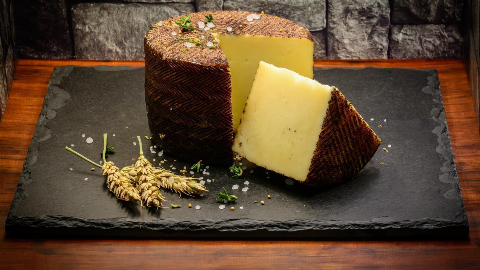 Hymor Queso Manchego Schafs-Hartkäse ca. 1kg Laib semi-curado D.O.