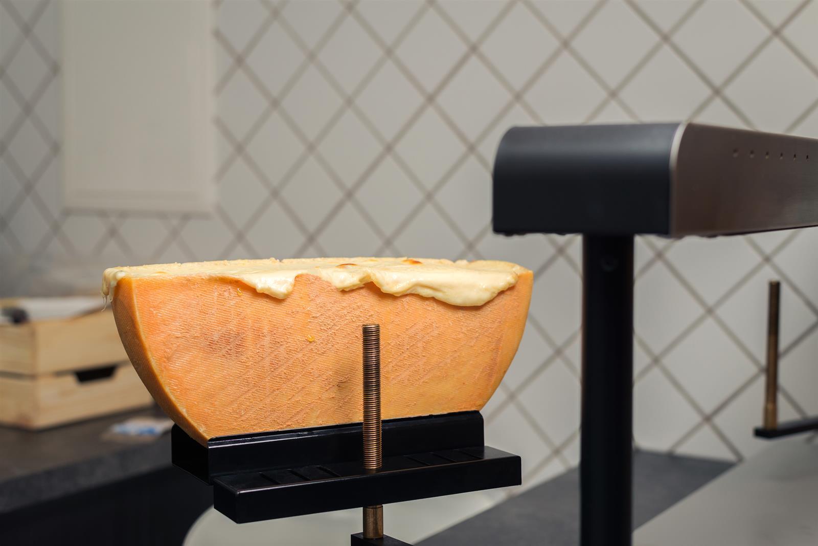 Raclette-Käse ca. 2kg französischer halbfester Schnitt-Käse Coq D´or 1/4